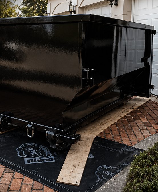 Dumpster de Octopus Pro Multiservices en una entrada residencial